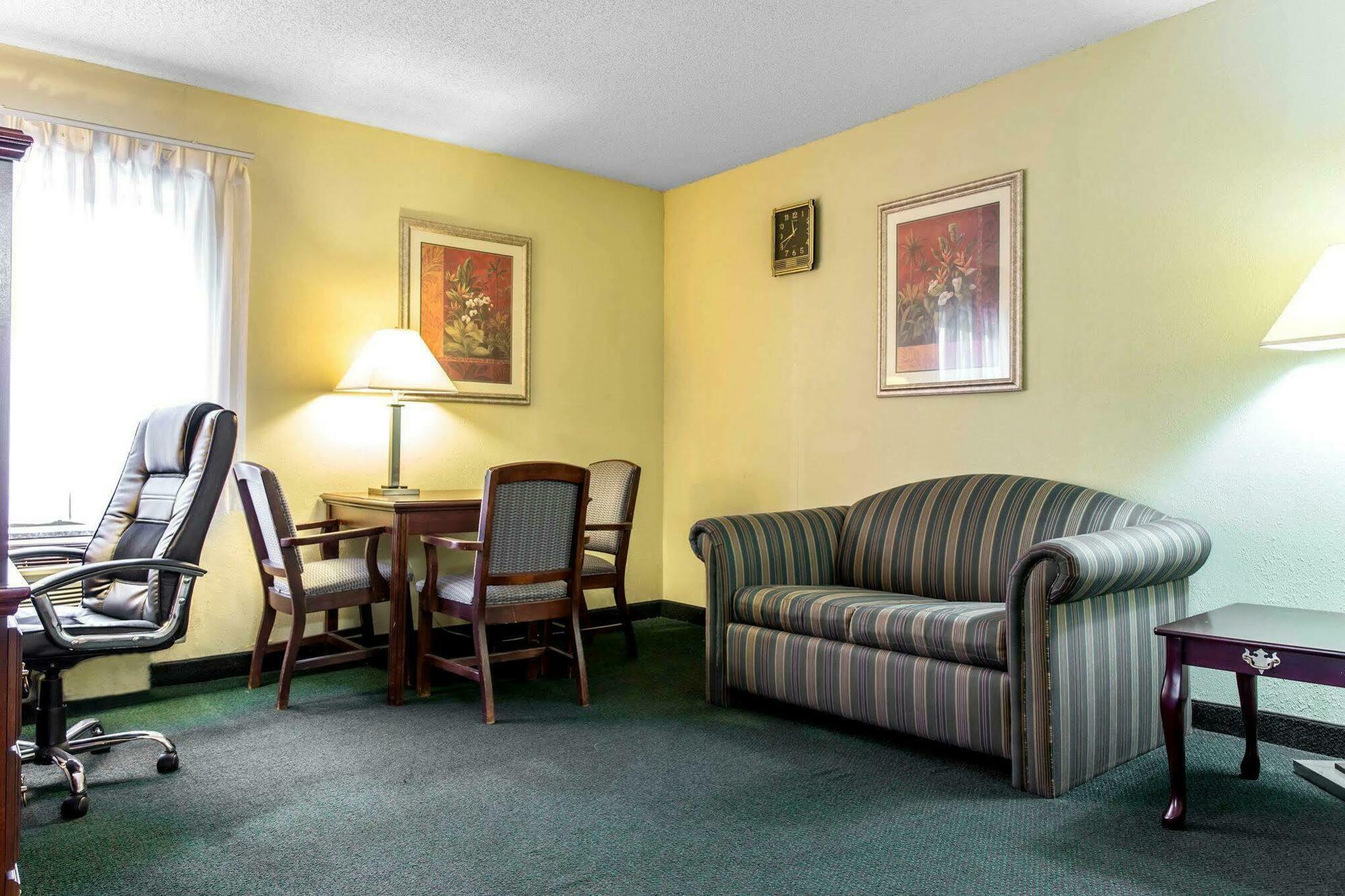 Lake Norman Inn And Suites Корнелиус Экстерьер фото